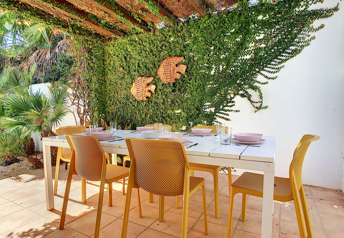 Villa in Mar de Cristal - Modern villa with private pool and garden