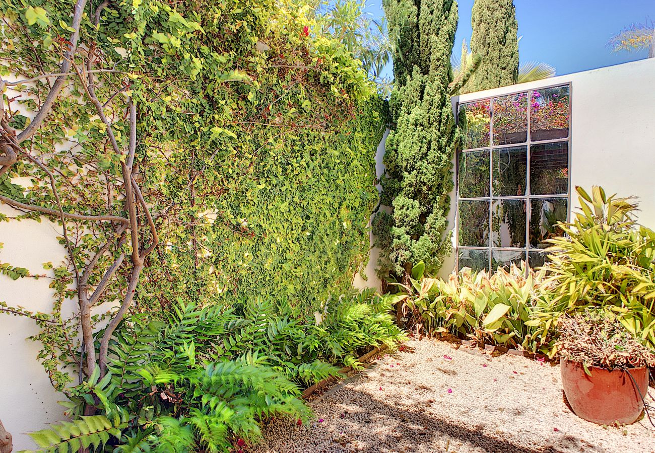 Villa in Mar de Cristal - Modern villa with private pool and garden