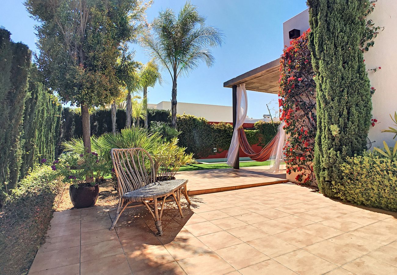 Villa in Mar de Cristal - Modern villa with private pool and garden