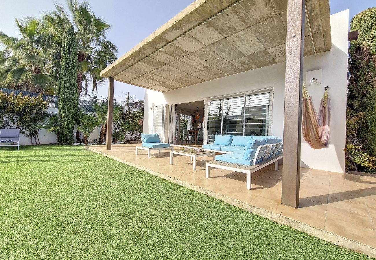 Villa in Mar de Cristal - Modern villa with private pool and garden