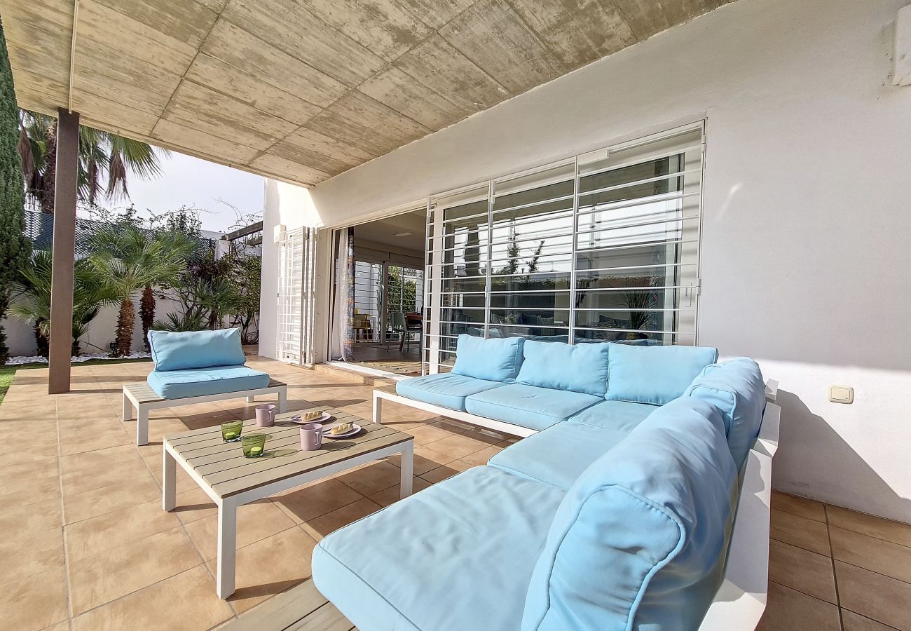 Villa in Mar de Cristal - Modern villa with private pool and garden