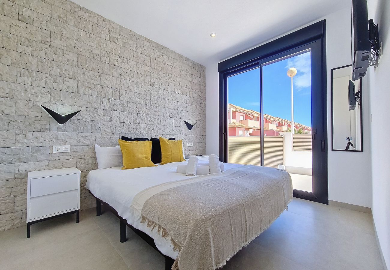 Apartment in Mar de Cristal - Poolside apartment with terrace, parking and Wi-Fi 