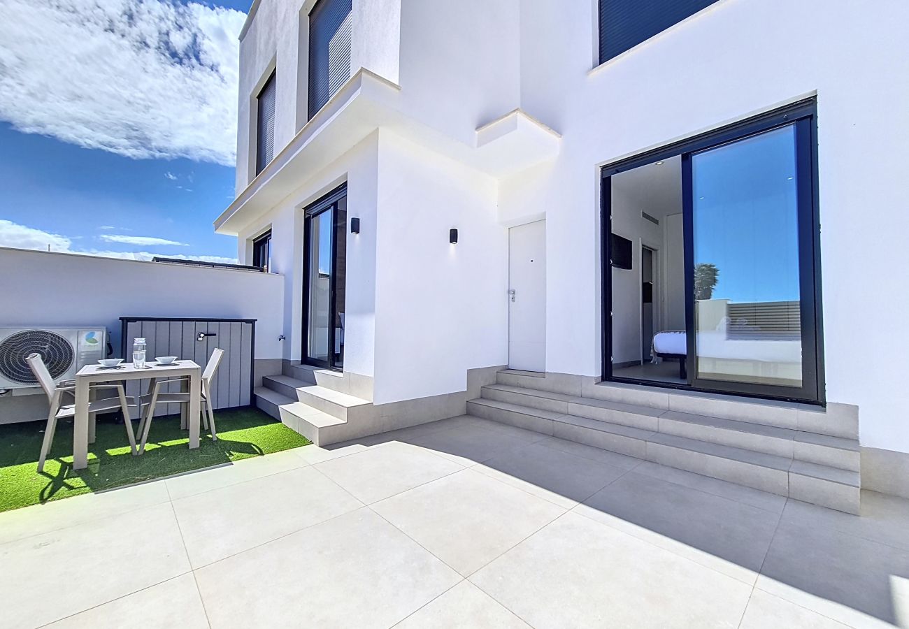 Apartment in Mar de Cristal - Poolside apartment with terrace, parking and Wi-Fi 