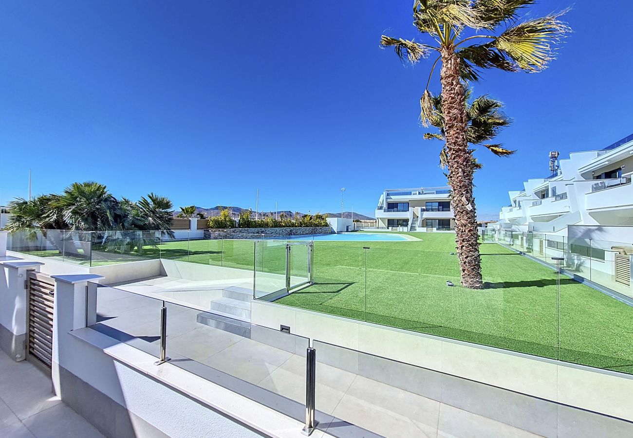 Apartment in Mar de Cristal - Poolside apartment with terrace, parking and Wi-Fi 