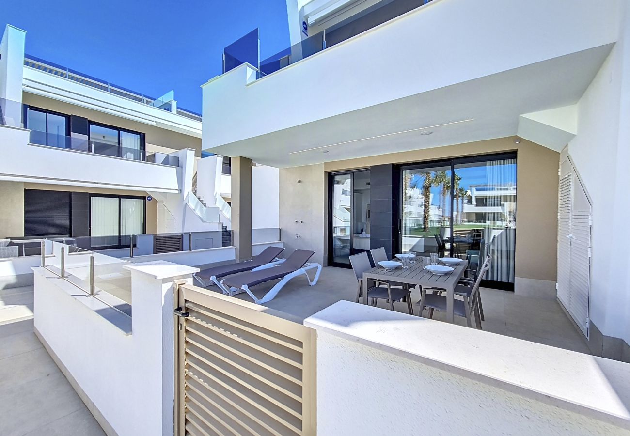 Apartment in Mar de Cristal - Poolside apartment with terrace, parking and Wi-Fi 