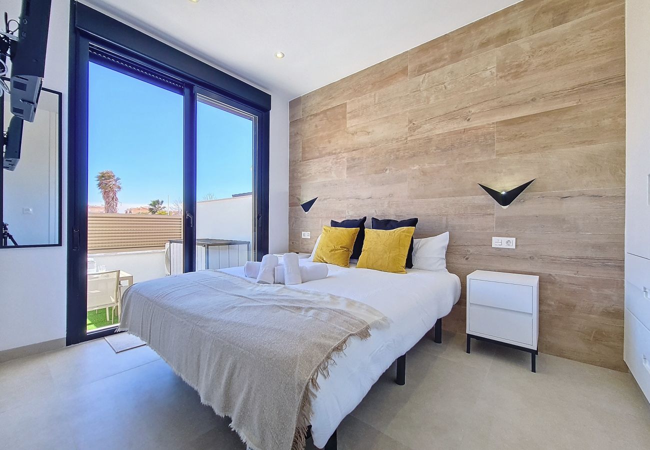 Apartment in Mar de Cristal - Poolside apartment with terrace, parking and Wi-Fi 