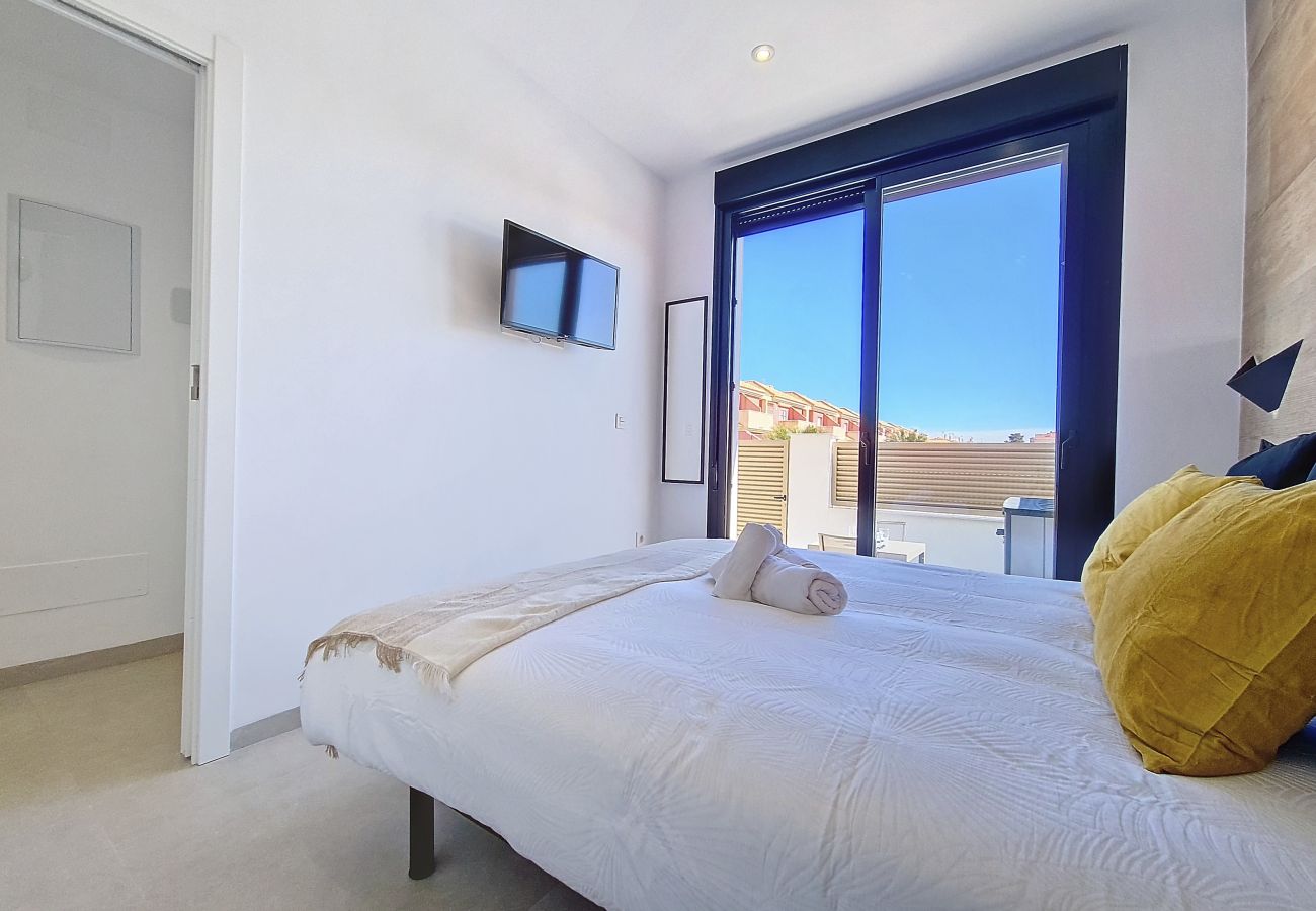 Apartment in Mar de Cristal - Poolside apartment with terrace, parking and Wi-Fi 