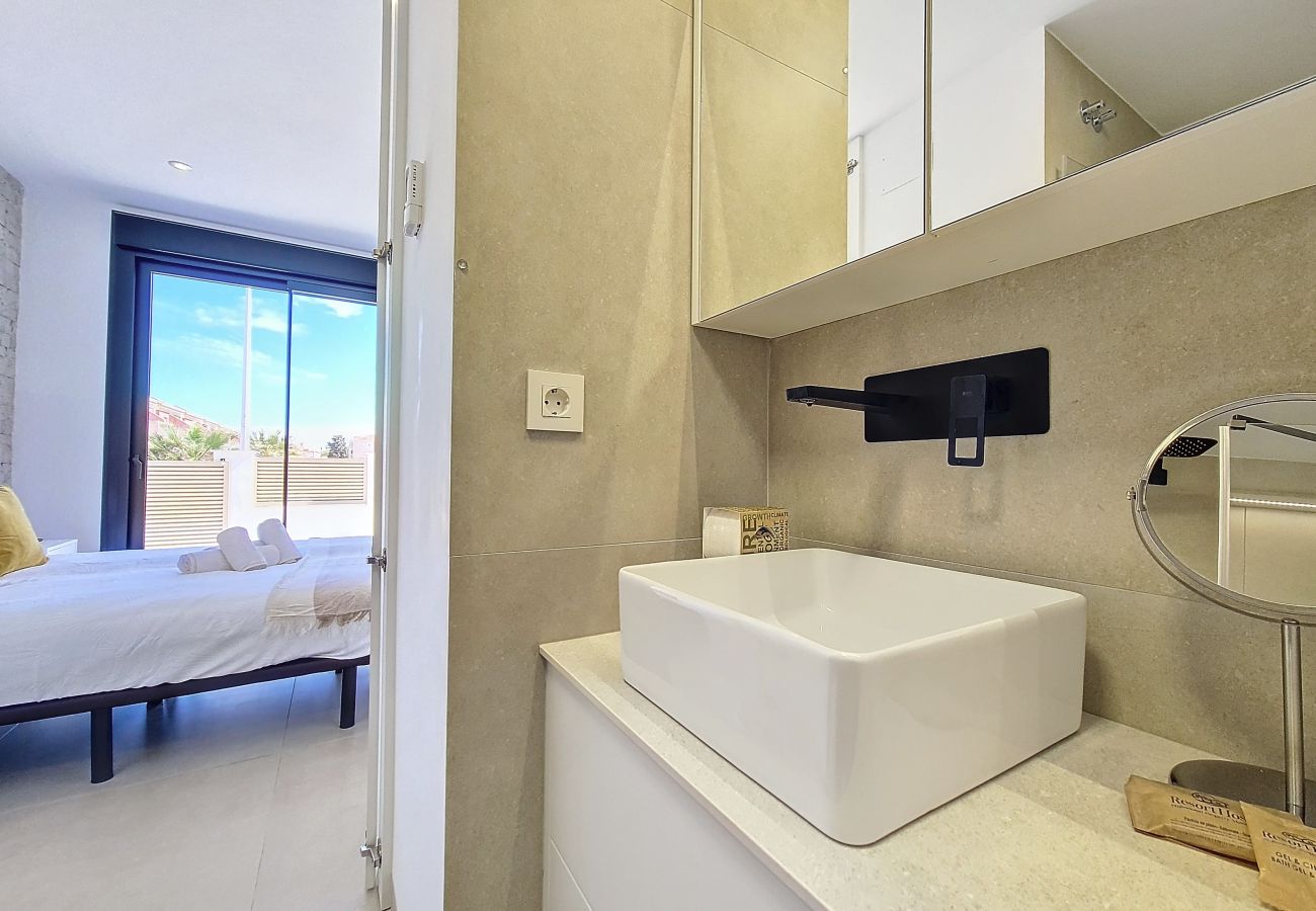 Apartment in Mar de Cristal - Poolside apartment with terrace, parking and Wi-Fi 