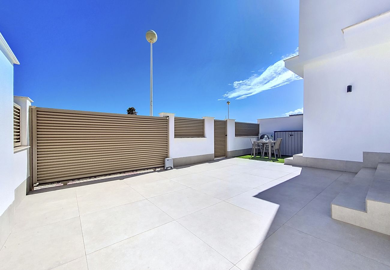 Apartment in Mar de Cristal - Poolside apartment with terrace, parking and Wi-Fi 