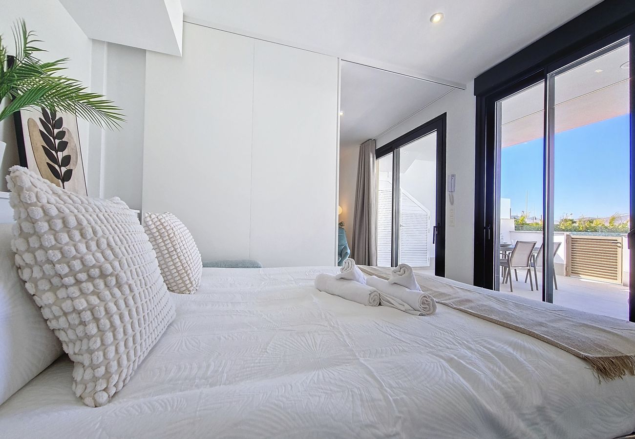 Apartment in Mar de Cristal - Poolside apartment with terrace, parking and Wi-Fi 