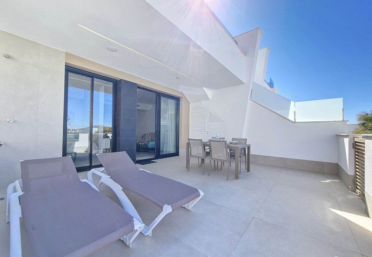 Apartment in Mar de Cristal - Poolside apartment with terrace, parking and Wi-Fi 