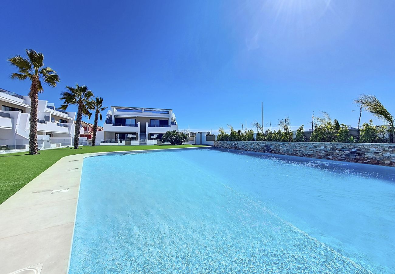 Apartment in Mar de Cristal - Poolside apartment with terrace, parking and Wi-Fi 