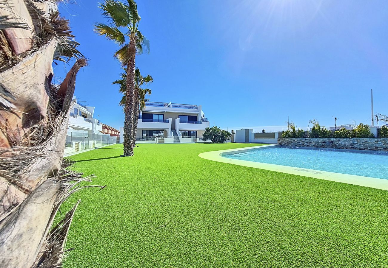 Apartment in Mar de Cristal - Poolside apartment with terrace, parking and Wi-Fi 