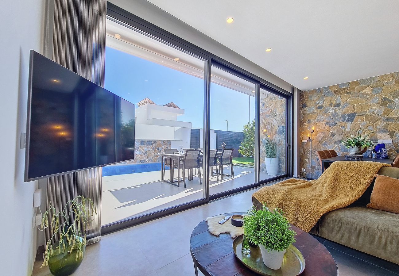Villa in Santiago de la Ribera - Villa with private pool, and terrace, Wi-Fi and BBQ