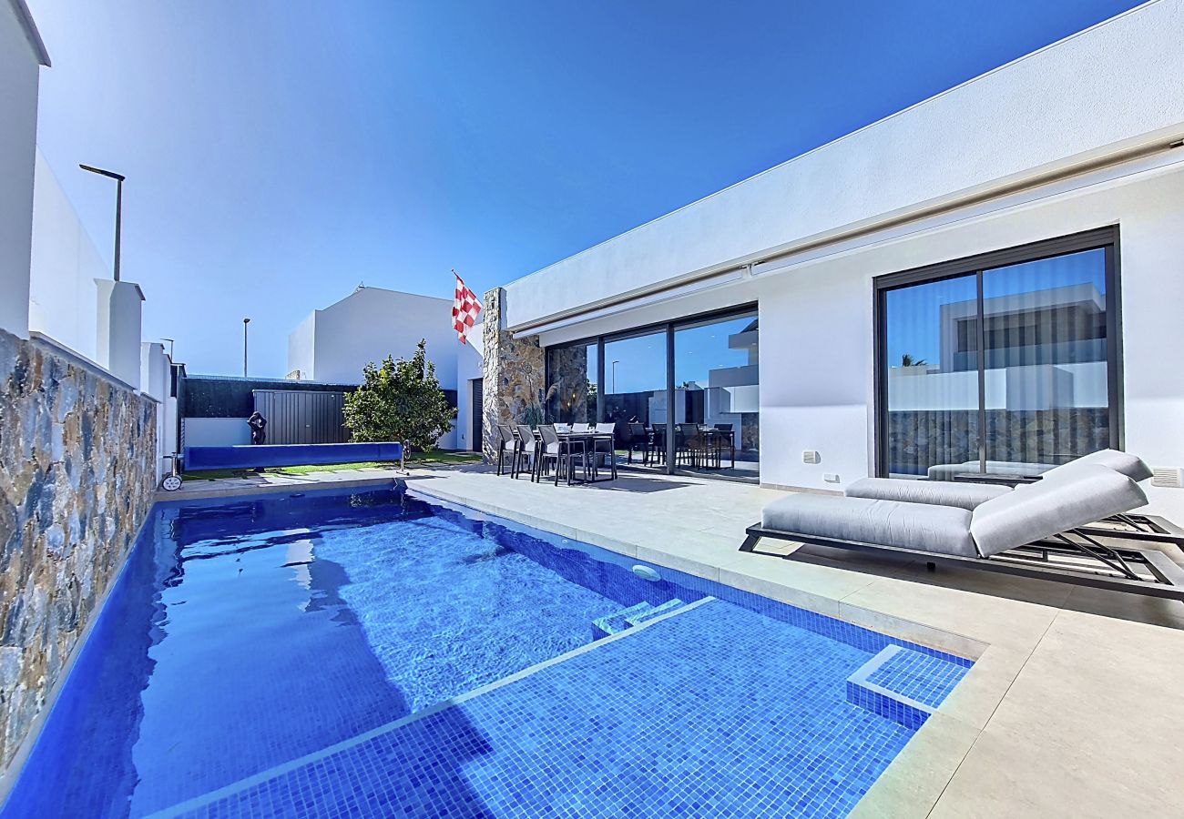 Villa in Santiago de la Ribera - Villa with private pool, and terrace, Wi-Fi and BBQ