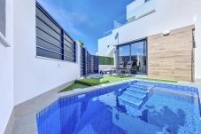 Villa moderna con piscina privada en Los Alcázares con vistas al mar del Mar Menor.
