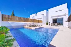 Moderna villa vacacional en Los Alcázares con piscina privada y barbacoa