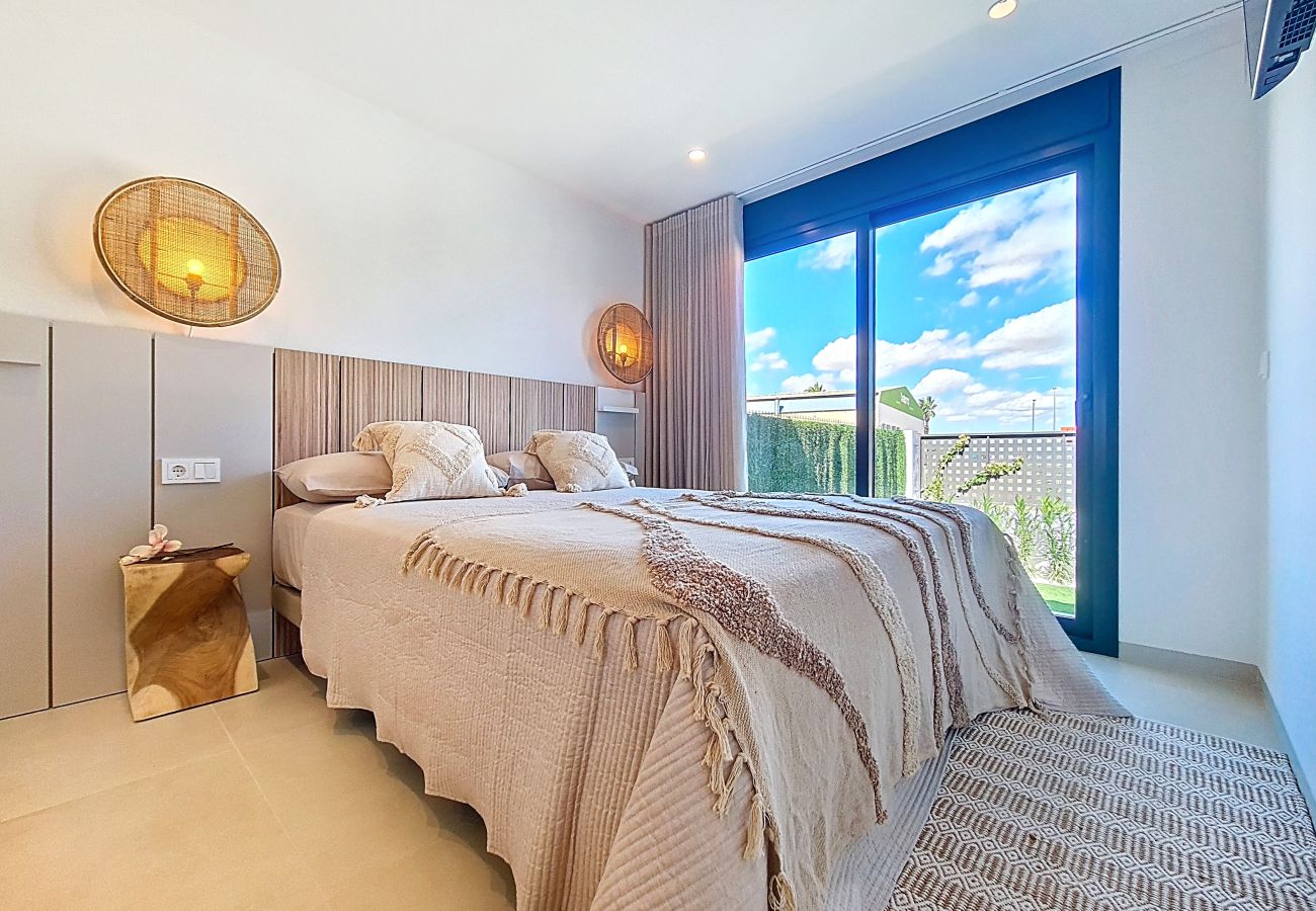 Apartment in Los Alcazares - Exclusive Ground Floor Apartment by the Pool