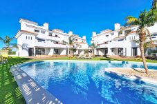 Luminoso ático con amplio balcón y vistas a la piscina en Serena Golf Resort en Los Alcázares