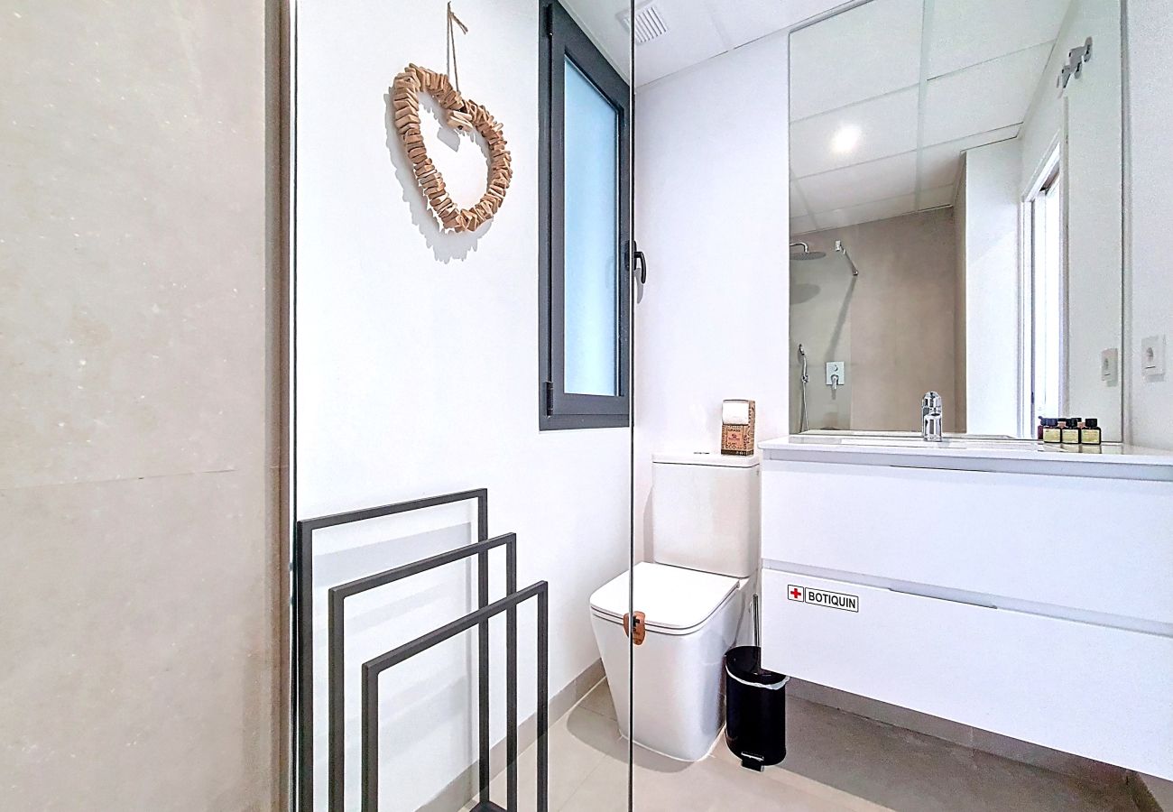 Apartment in Mar de Cristal - Bright Apartment with Expansive Poolside Balcony