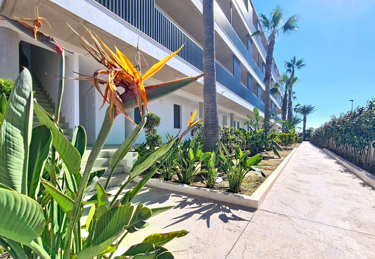 Apartment in Mar de Cristal - Bright Apartment with Expansive Poolside Balcony