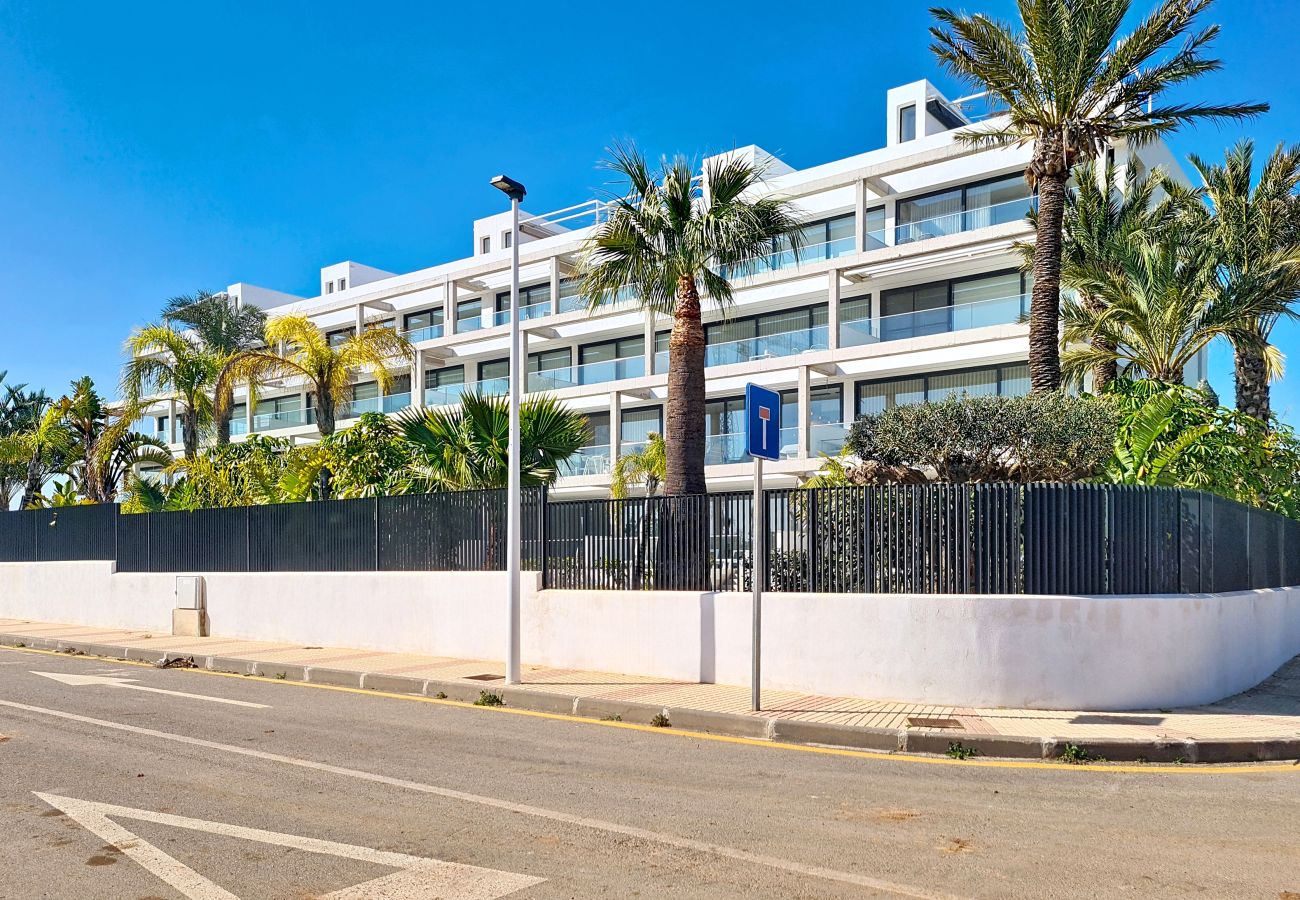 Apartment in Mar de Cristal - Bright Apartment with Expansive Poolside Balcony