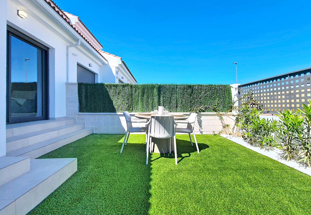 Apartment in Los Alcazares - Luxury Poolside Apartment • Terrace & Parking