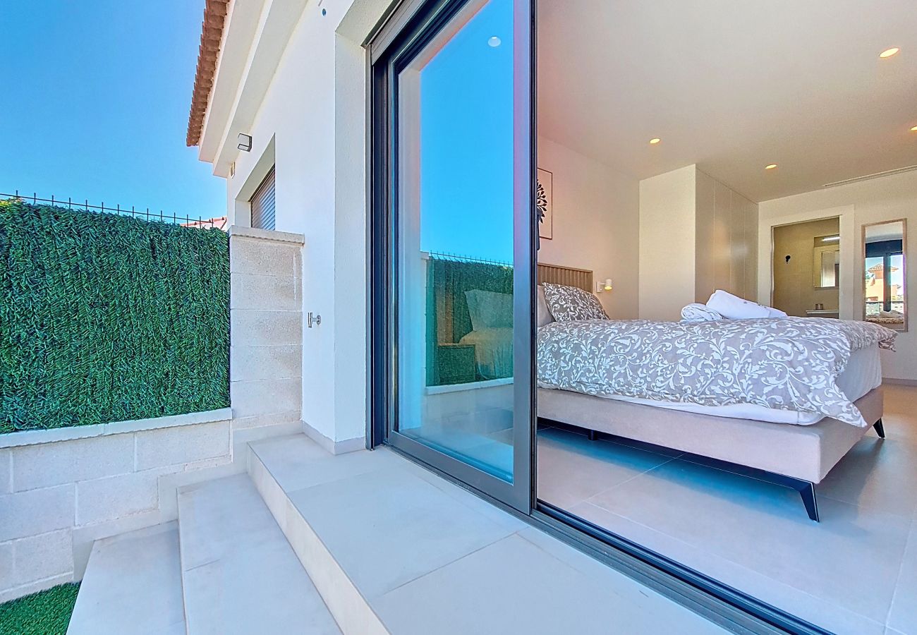 Apartment in Los Alcazares - Luxury Poolside Apartment • Terrace & Parking