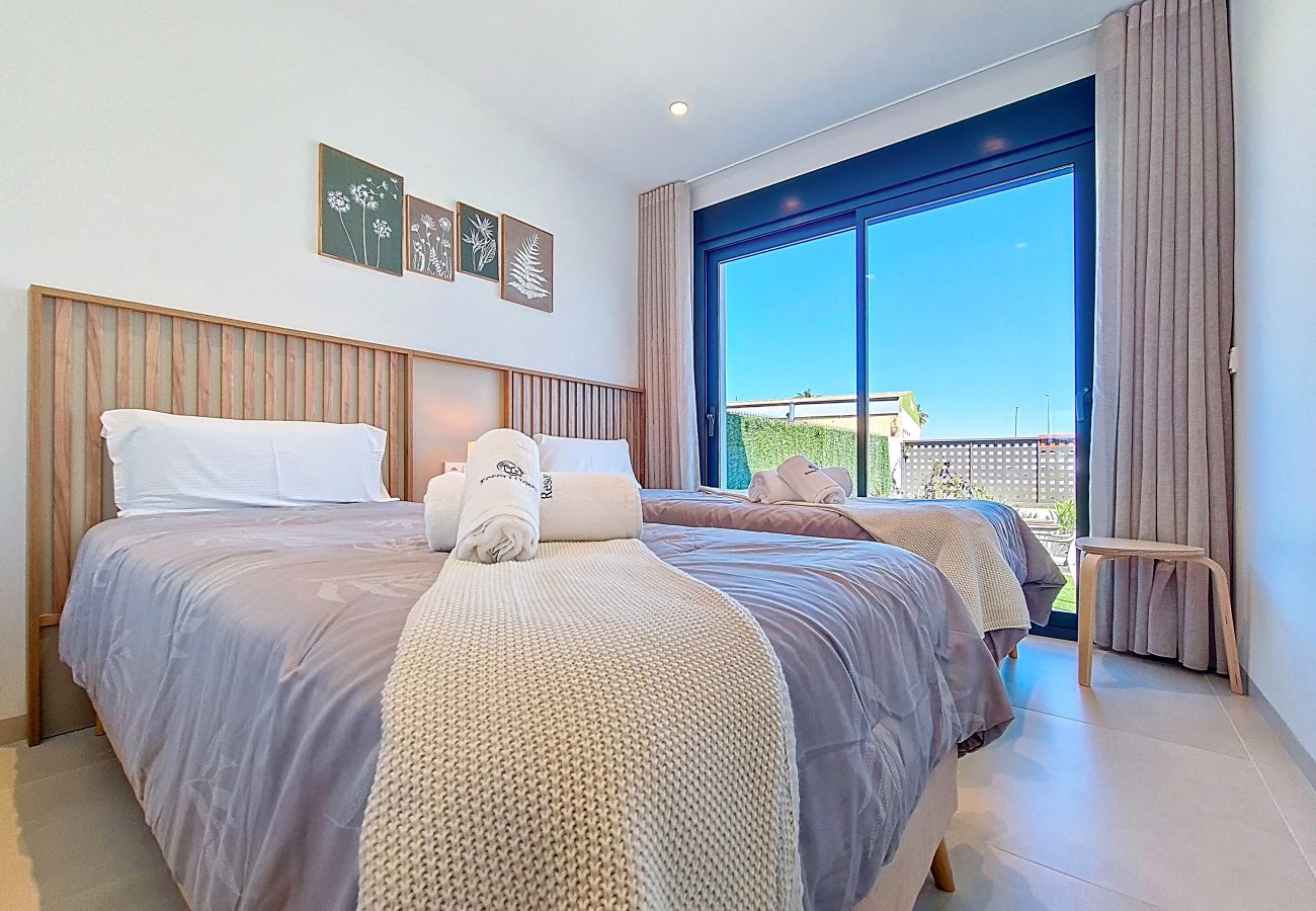 Apartment in Los Alcazares - Luxury Poolside Apartment • Terrace & Parking
