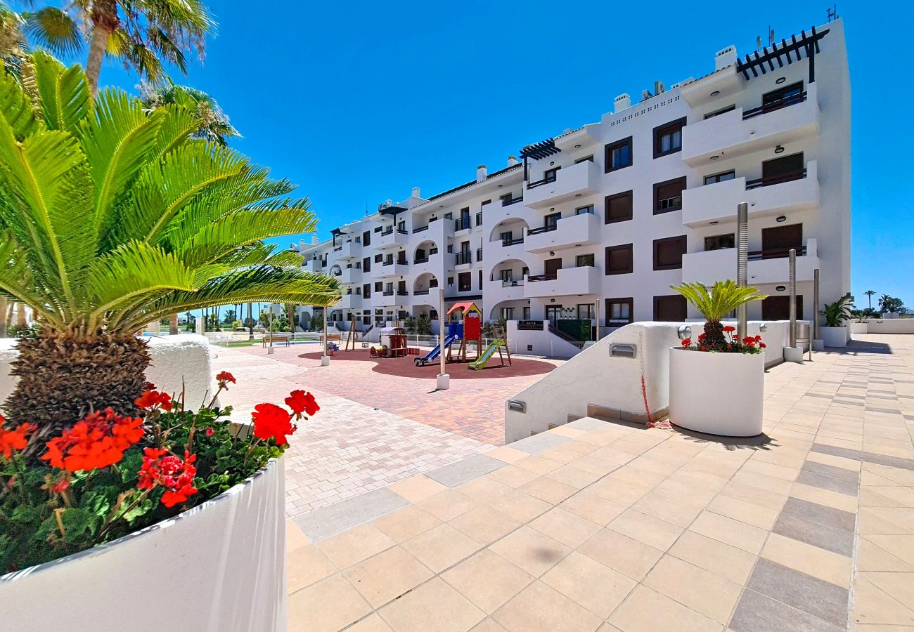 Apartment in Los Alcazares - Stylish Apartment with Balcony & Pool View