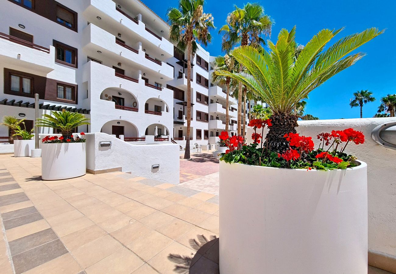 Apartment in Los Alcazares - Stylish Apartment with Balcony & Pool View