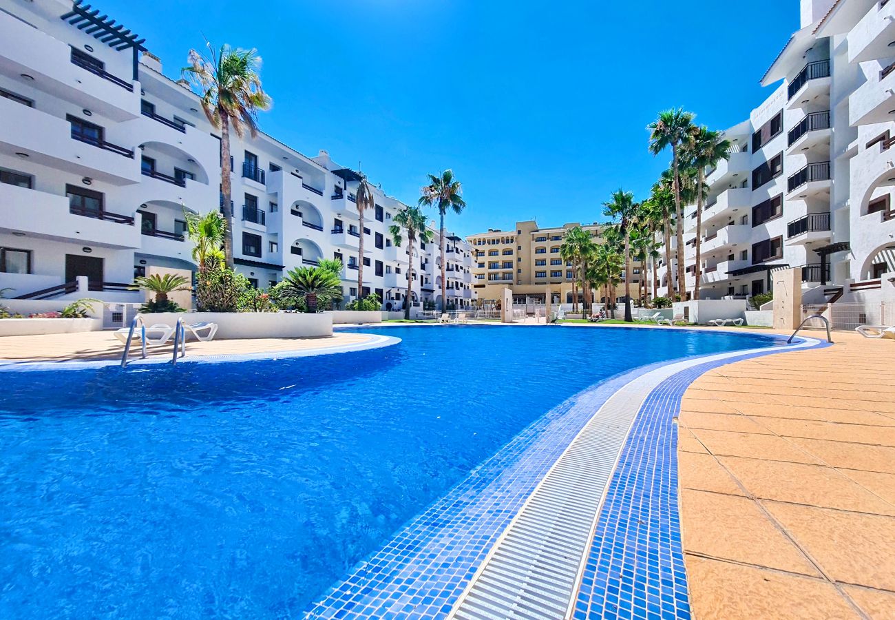 Apartment in Los Alcazares - Stylish Apartment with Balcony & Pool View