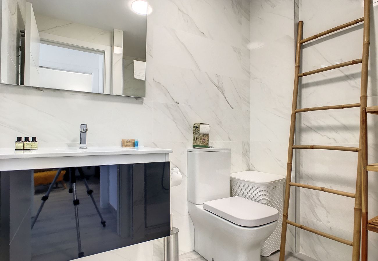 Appartement in Santiago de la Ribera - Begane grond, 100m van strand, zwembad, wifi, parking