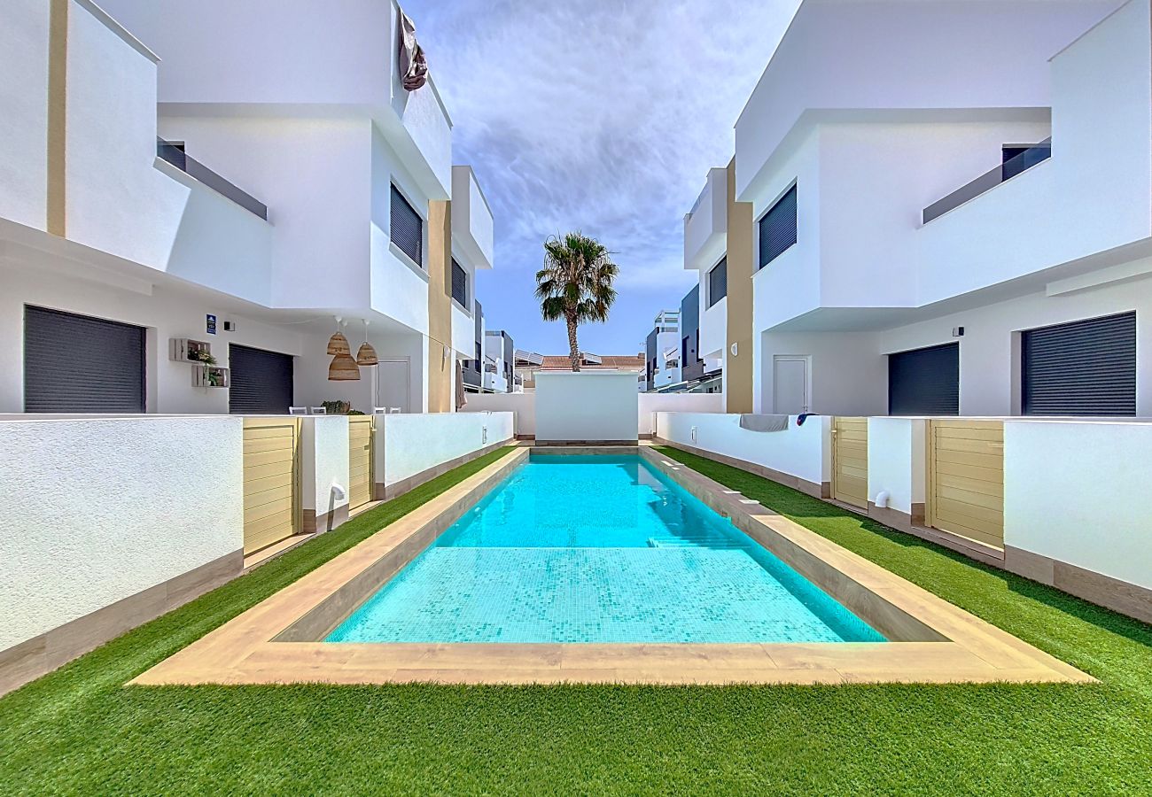 Penthouse met 3 slaapkamers en zwembad - Vakantieverhuur in San Pedro Luxe vakantiehuis in San Pedro del Pinatar met een groot terras en zwembad.