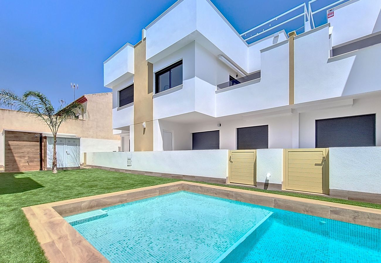 Penthouse met 3 slaapkamers en zwembad - Vakantieverhuur in San Pedro Luxe vakantiehuis in San Pedro del Pinatar met een groot terras en zwembad.