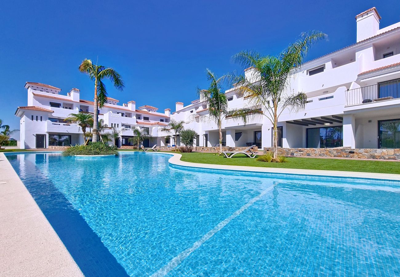 Ontspannend appartement met uitzicht op het zwembad op het zuiden in Los Alcazares