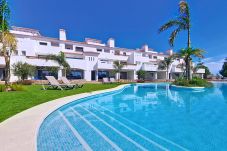 Apartamento en alquiler vacacional en planta baja con acceso a piscina comunitaria en Los Alcázares, perfecto para parejas.