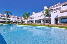 Apartamento vacacional de lujo en Los Alcázares con terraza junto a la piscina