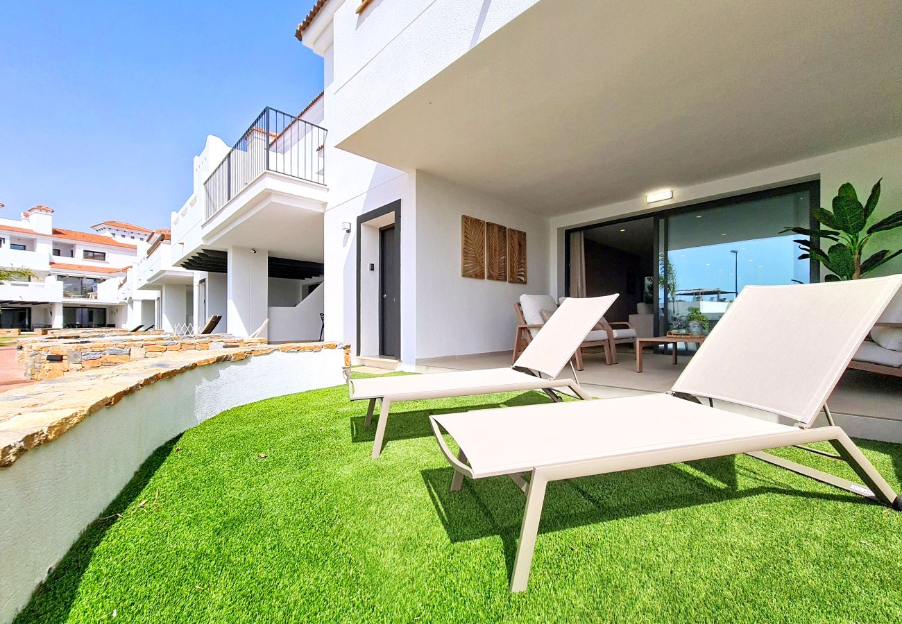 Appartement in Los Alcazares - Luxe appartement bij het zwembad • Terras & parkeren