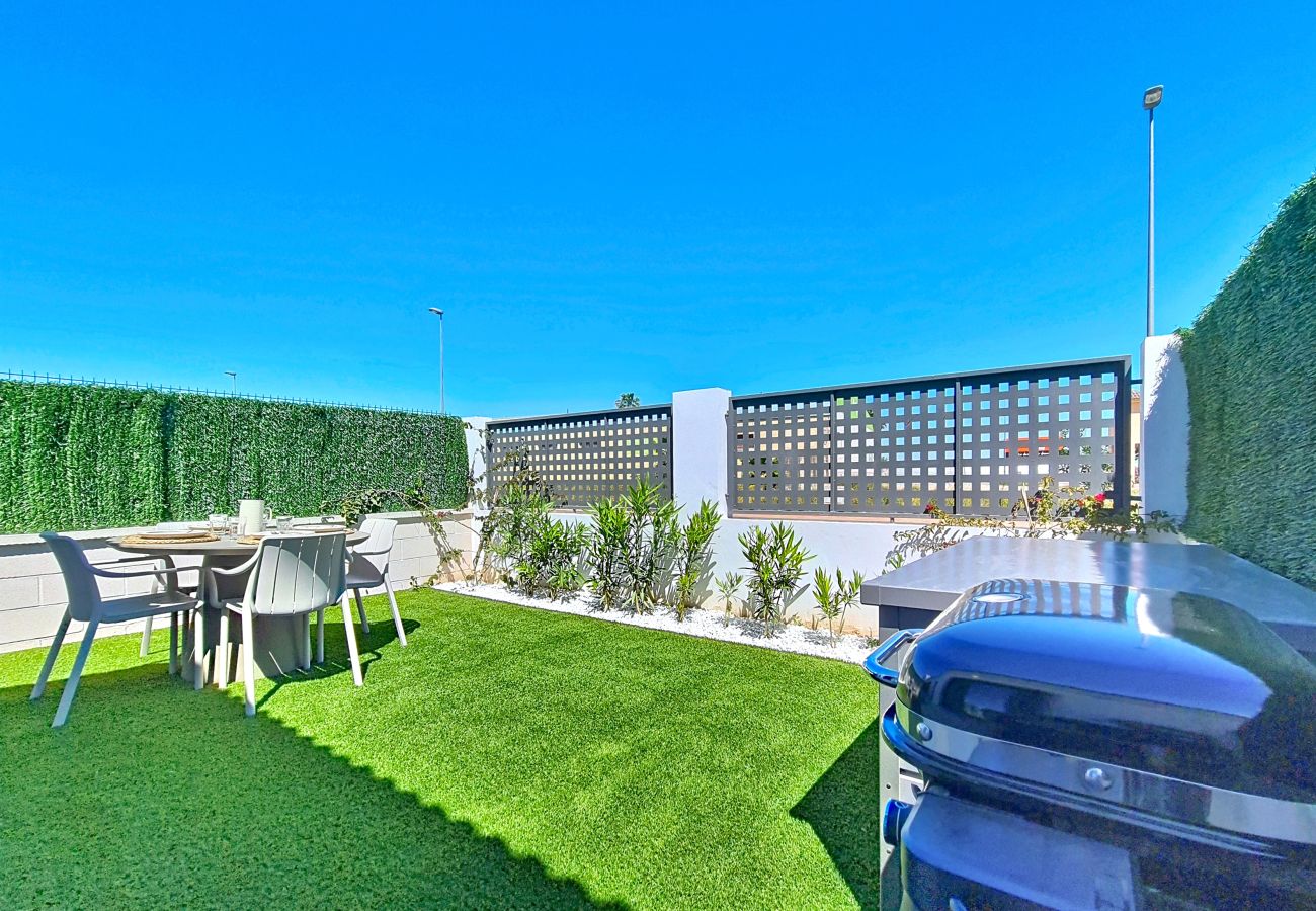 Appartement in Los Alcazares - Luxe appartement bij het zwembad • Terras & parkeren