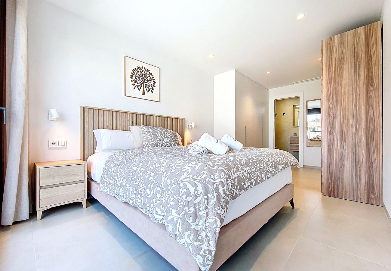 Appartement in Los Alcazares - Luxe appartement bij het zwembad • Terras & parkeren