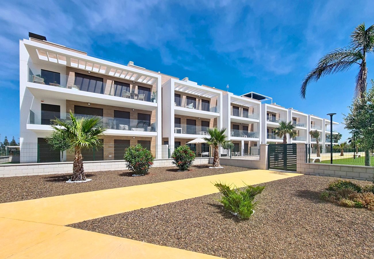 Gelijkvloers appartement met tuin en zwembadzicht