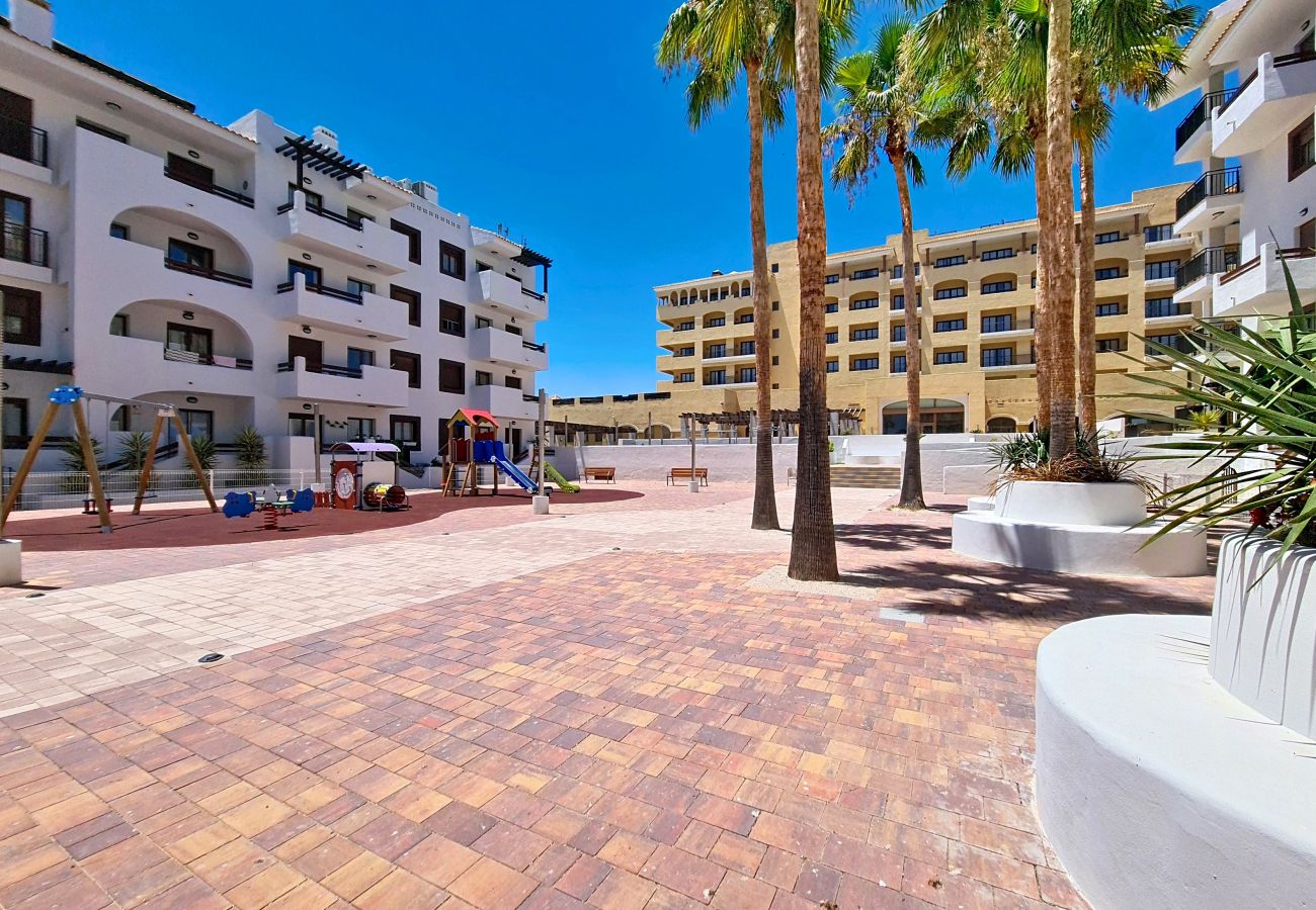 Appartement in Los Alcazares - Stijlvol Appartement met Balkon en Uitzicht op het Zwembad