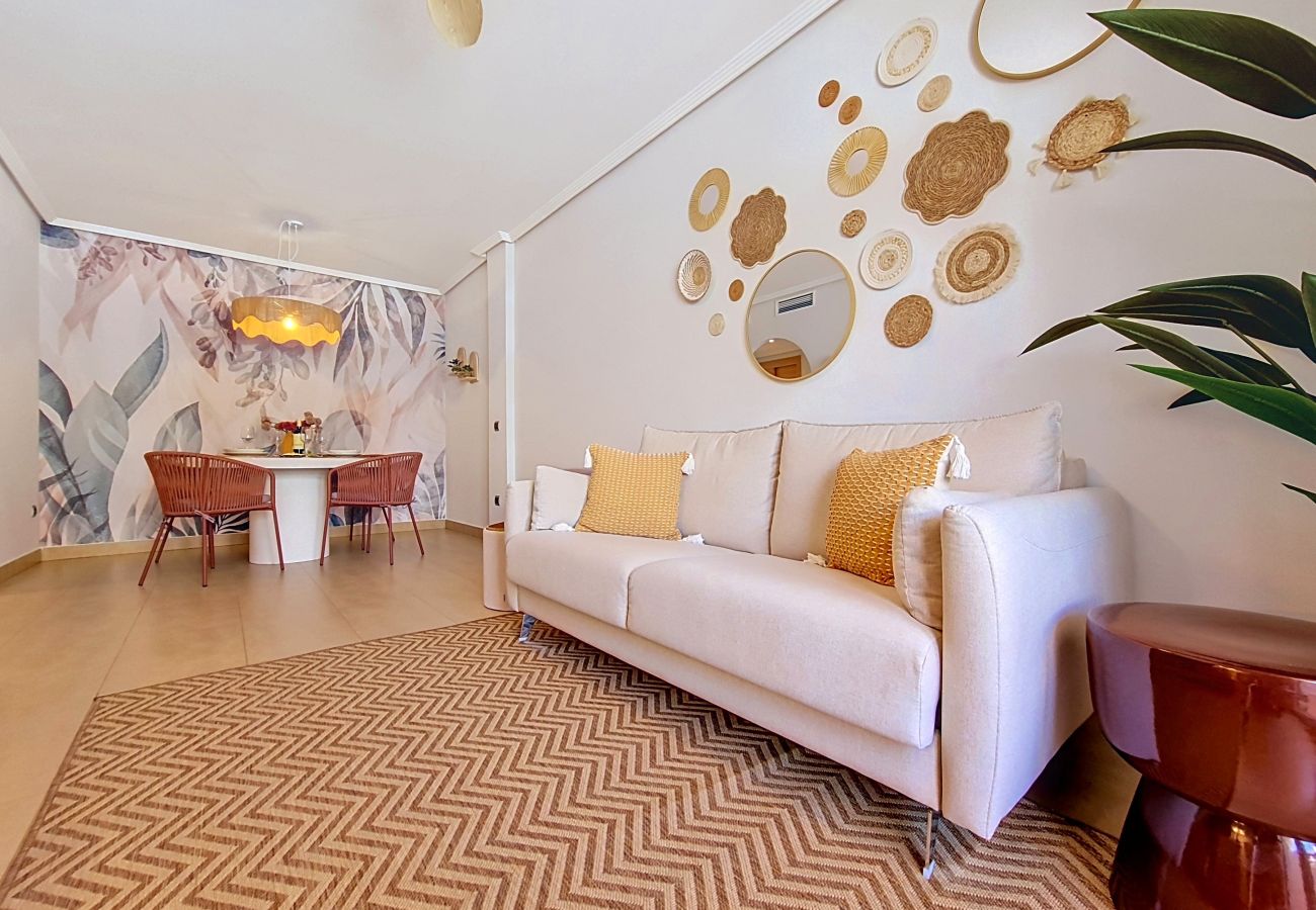 Appartement in Los Alcazares - Stijlvol Appartement met Balkon en Uitzicht op het Zwembad